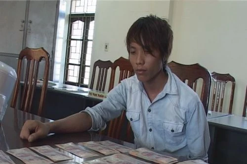 Bắt đối tượng mua bán 67 triệu đồng tiền giả