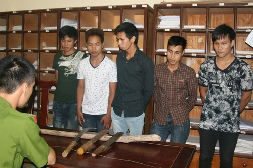 Chém nhau vì không muốn mất mặt với bạn gái