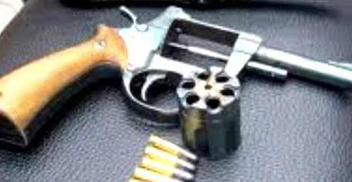 Nhặt được súng giữ lại để… phòng thân