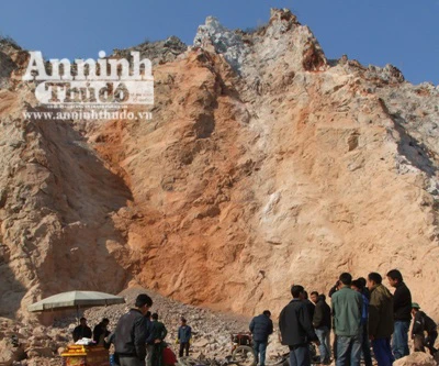 Lở núi, đè chết 2 công nhân