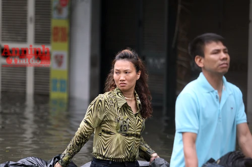 Tiểu thương chợ Nhà Xanh méo mặt, oằn mình cứu hàng hóa sau ngập úng