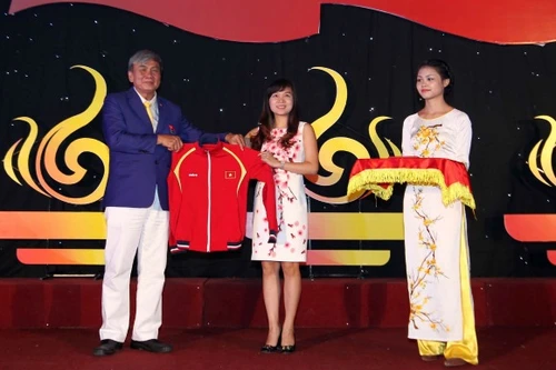 Động Lực tài trợ trang phục thi đấu cho Đoàn TTVN