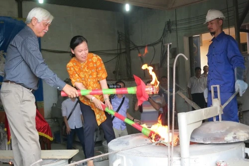  Cận cảnh lễ chập lửa đúc 60 tượng vàng Thánh Gióng