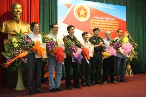 Tranh cổ động ca ngợi truyền thống lực lượng quân đội