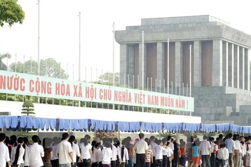 Dòng người nô nức thăm cụm Di tích lịch sử-văn hóa Ba Đình