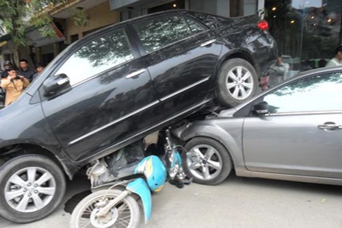 Hàng loạt “lái xe điên” gây chết người: Do học một đằng, lái một nẻo!