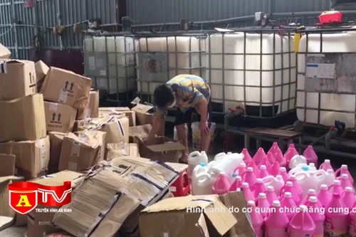 Triệt phá cơ sở sản xuất nước giặt giả nhãn hiệu D-nee, Comfort