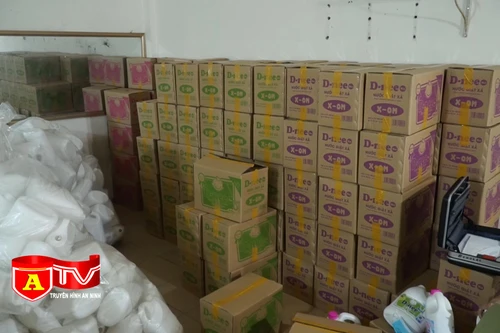 Phát hiện cơ sở sản xuất nước giặt, nước xả vải giả nhãn hiệu D-nee