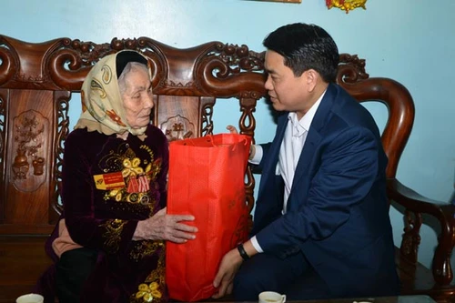 Chủ tịch UBND TP Hà Nội chúc Tết gia đình chính sách