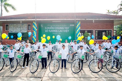 "3 Miền" mang Tết ấm tình Việt tới bản xa