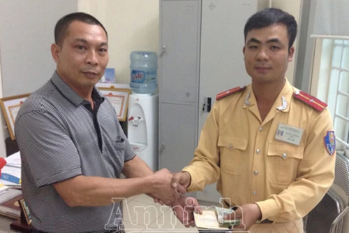 Lái xe xúc động nhận lại từ CSGT 12 triệu đồng bị bỏ quên trên đường