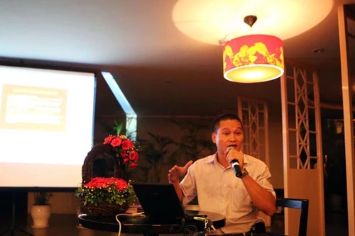 Cùng lý giải hiện tượng tranh nhau trèo rào vào công viên nước hồ Tây