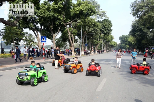 Dàn ô tô điện đồ chơi "tấn công" phố đi bộ khiến nhiều người bức xúc