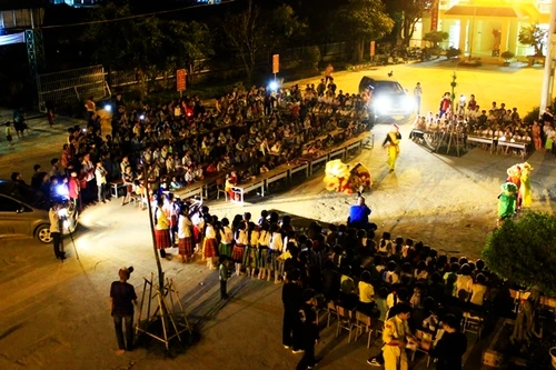 [ẢNH] Rọi đèn ô tô thắp sáng sân khấu phá cỗ Trung thu trên rẻo cao Tây Bắc