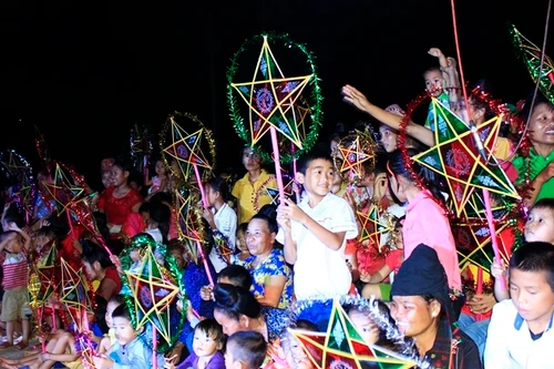 Trẻ vùng cao Sơn La ngơ ngác và thích thú lần đầu xem múa lân, chơi đèn ông sao