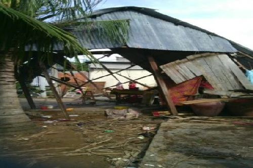 Lốc xoáy mạnh làm sập và tốc mái hàng chục nhà dân