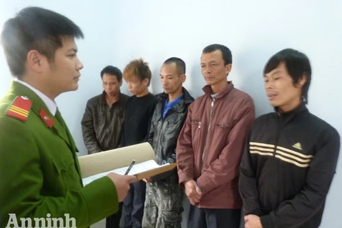 Bắt nhóm đánh bạc công khai giữa sân đình