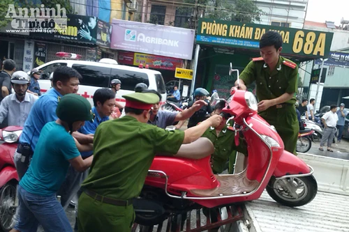 Giúp người dân qua đoạn đường ngập úng