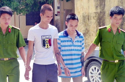 Thợ xăm vu khống, cướp tài sản của khách