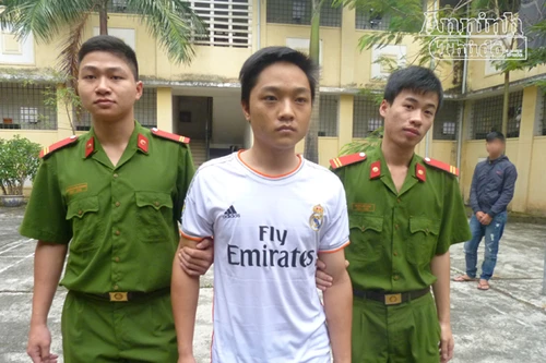 Bảo vệ siêu thị "rút ruột" quầy điện thoại