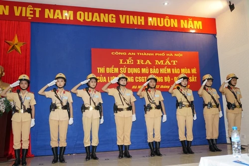 Trang bị mũ bảo hiểm mùa hè mới cho CSGT