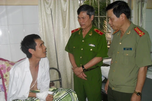 Thăm hỏi CSGT bị đối tượng cầm máy cắt cỏ chém trọng thương