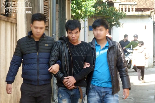 Lái buôn “hàng đá” chuyên tiếp khách trong hẻm