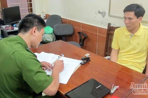 Bắt khẩn cấp kẻ giả danh Cảnh sát Hình sự để lừa “chạy việc”, chiếm đoạt tài sản