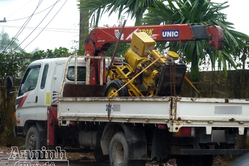 Cẩu trộm cả một chiếc máy phát điện to cồng kềnh