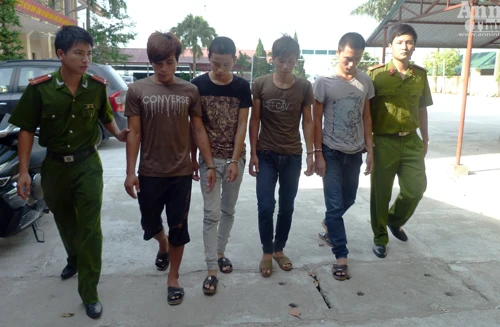 Rượu vào, đánh bảo vệ, “nện” thầy giáo, vác xẻng đuổi công an