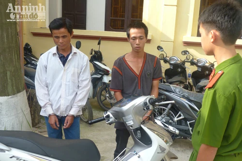 Xin đi nhờ xe rồi dí dao chọc tiết lợn vào cổ cô gái trẻ để cướp