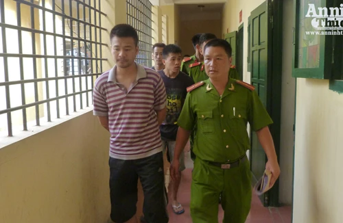 Đánh đập, cướp tiền của khách cầm đồ