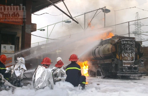 Toàn cảnh vụ cháy tại cây xăng trên phố Trần Hưng Đạo