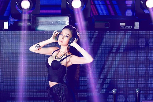 Á hậu Tố Uyên làm DJ cực quyến rũ