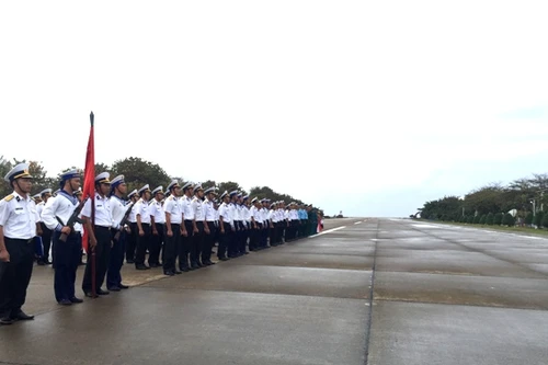 Linh thiêng, kiêu hùng lễ chào cờ, duyệt binh trong sáng mùng 1 Tết ở Trường Sa