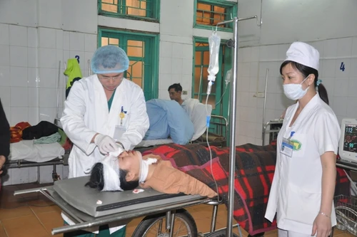 Khẩn trương mổ cấp cứu cho nạn nhân vụ nổ ở Văn Phú, Hà Đông