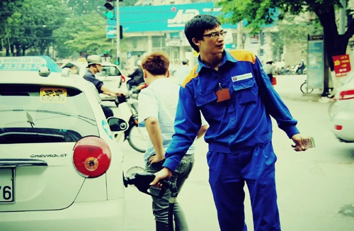 Giá xăng giảm 800 đồng/lít