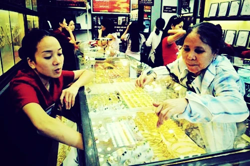 Giá vàng liên tục đi xuống