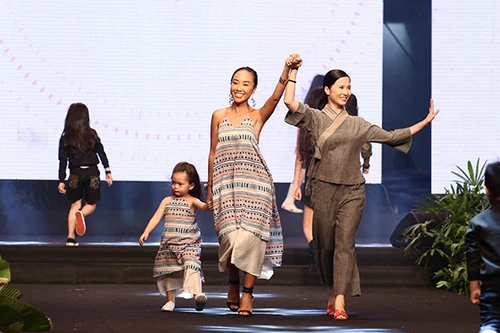 Đoan Trang cùng con gái diện đồ đôi đi catwalk 