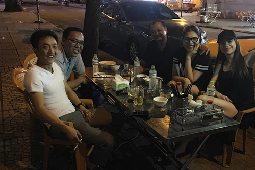 Sau tất cả, Hồ Ngọc Hà và Cường Đôla vui vẻ ngồi ăn cùng nhau