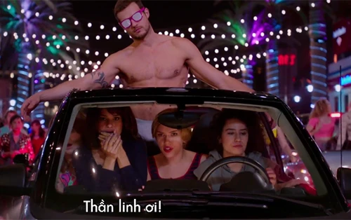 Scarlett Johansson "chơi tới bến" cùng trai nhảy trong phim hài 18+ "Rough night"