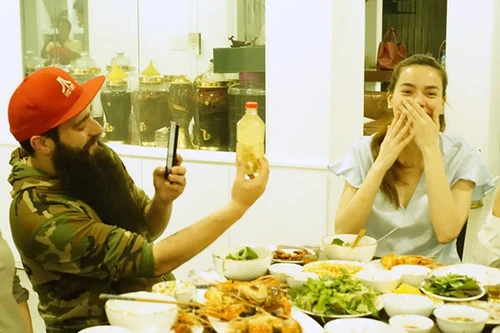 Hà Hồ thân mật cùng đạo diễn "Kong: Skull Island" trong bữa tối tại gia