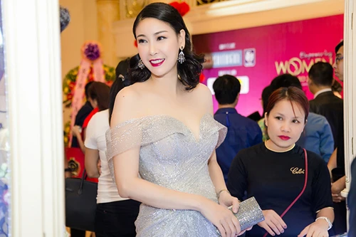 Hà Kiều Anh đẹp tựa nữ thần với váy dạ hội xuyên thấu