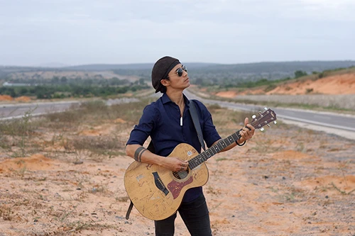 Phạm Anh Khoa cùng hai quý ông tặng quà 8.3 chị em phụ nữ