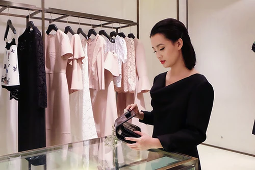 BTV Quỳnh Chi chứng tỏ độ sành điệu với quần áo đắt đỏ