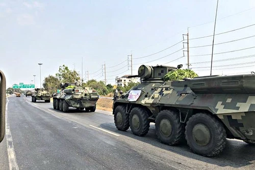 [ẢNH] Bất ngờ với xe chiến đấu bộ binh Thái Lan tràn ngập đường phố trong ngày đồn đảo chính