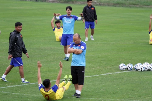 [ẢNH] 10 trợ lý giúp việc cho HLV Park trong buổi tập của U23 Việt Nam