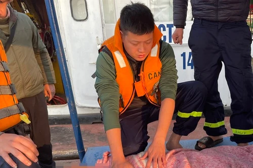 Con trai nhảy cầu được cứu sống, người mẹ viết thư cảm ơn lực lượng Công an