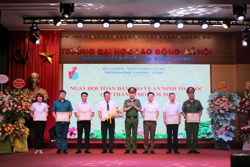 Tôn vinh những điển hình xuất sắc trong phong trào toàn dân bảo vệ an ninh Tổ quốc ở cơ sở