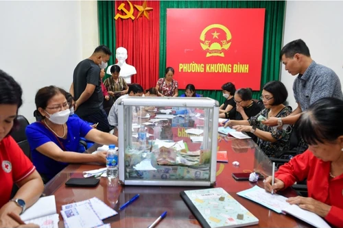 Chi trả tiền ủng hộ cho các nạn nhân trong vụ cháy chung cư mini ở Khương Hạ